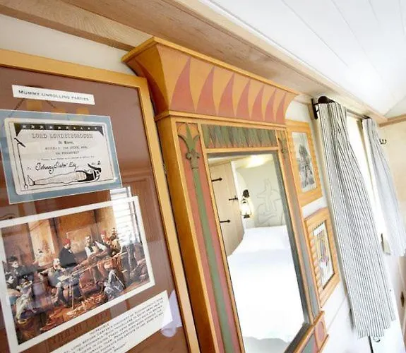 בית נופש Hornington Manor Luxury Shepherd Huts *