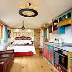 Hornington Manor Luxury Shepherd Huts Nyaraló *