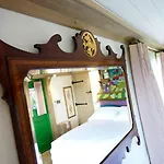 Дом отдыха Hornington Manor Luxury Shepherd Huts *
