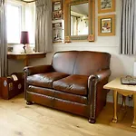 Дом отдыха Hornington Manor Luxury Shepherd Huts *