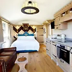 Hornington Manor Luxury Shepherd Huts Дом отдыха *