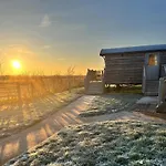 Hornington Manor Luxury Shepherd Huts Дом отдыха *